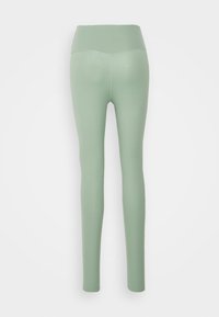 Leggings verde con vita alta, realizzati in tessuto elasticizzato. Texture liscia, design aderente e senza pattern o dettagli visibili.