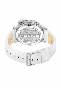 Hvid læderrem ur med et sølvfarvet rustfrit stål hus. Bagsiden af huset har et radialt mønster med "POLICE" logo og modelnummer.