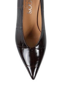 Ciemnobrązowe szpilki o spiczastym nosku wykonane z błyszczącej skóry z tłoczeniem w krokodylą skórę, charakteryzujące się elegancką sylwetką i subtelnym detalem wewnętrznego wykończenia.