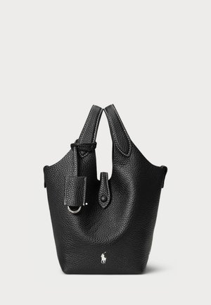 Sac à main en cuir noir avec une forme structurée, de courtes poignées et un logo argenté. Il possède une finition texturée et une bandoulière amovible avec des accessoires en métal.
