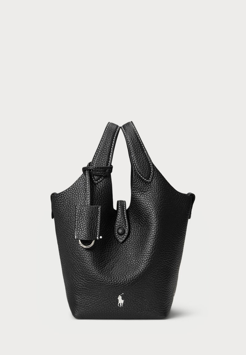 Sac à main en cuir noir avec une forme structurée, de courtes poignées et un logo argenté. Il possède une finition texturée et une bandoulière amovible avec des accessoires en métal.