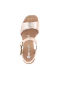 Sandalia de dedo en suave cuero rosa con una correa metálica. Presenta una hebilla ajustable en el tobillo y una plantilla acolchada para mayor comodidad.