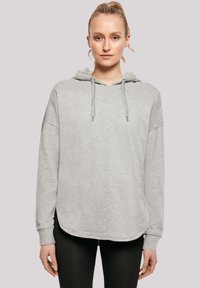 Helles graues Kapuzenpullover aus weichem Stoff, mit einer Kordelzugkapuze, langen Ärmeln und einem abgerundeten Saum. Dezente Textur mit gerippten Bündchen.