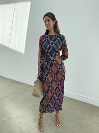 Rochie cu mânecă lungă, care prezintă un model cu diamante multicolore în nuanțe de albastru, portocaliu și violet, cu talie strânsă și tiv volanat.