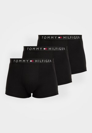 Kolmen mustan puuvillaisten boxershortsien setti, jossa valkoinen vyötärönauha "TOMMY HILFIGER" -logolla. Sileä pinta ja keskipitkä reisipituus.
