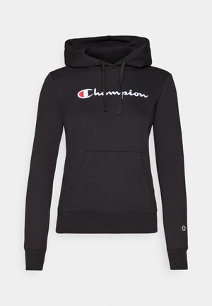 Svart hettegenser laget av myk stoff, med snorhette, frontlomme og hvit brodert "Champion"-logo over brystet.