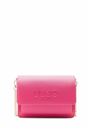 Sac à main en cuir synthétique rose avec une chaîne dorée, logo "LIU.JO MILANO" en relief sur le devant, forme rectangulaire, texture lisse.