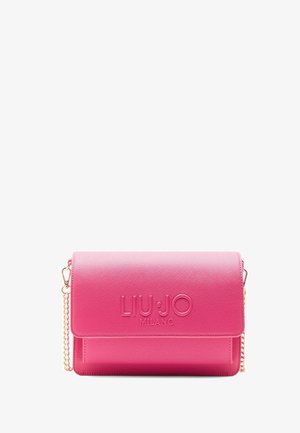 Rosa syntetisk læderhandtaske med en guld kædestrop, prægede "LIU.JO MILANO" logoer på forsiden, rektangulær form, glat tekstur.