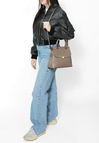 Borsa a tracolla in ecopelle marrone chiaro con design strutturato, manico superiore e spallaccio rimovibile. Presenta dettagli in metallo dorato.