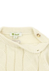 Cremefarbener Strickpullover mit geripptem Kragen, dekorativem Zopfmuster und einem kleinen Knopfverschluss mit Bärenlogo auf dem Etikett.