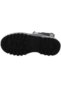 Suola di stivale nera in gomma con superficie testurizzata e battistrada profondo. Presenta motivi a forma di cuore nel design del battistrada per un dettaglio aggiuntivo.