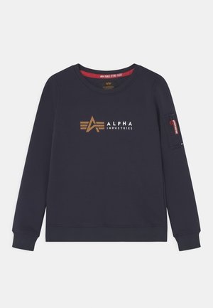 Granatowa bluza z okrągłym dekoltem, z logo "ALPHA INDUSTRIES" w kolorze złotym oraz kieszenią na rękawie zapinaną na zamek. Miękka w dotyku, z prążkowanymi mankietami.