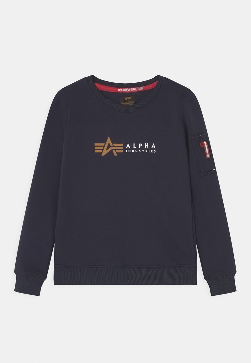 Felpa blu navy con scollo tondo, caratterizzata da un logo dorato "ALPHA INDUSTRIES" e una tasca con zip sulla manica. Texture morbida, polsini a coste.