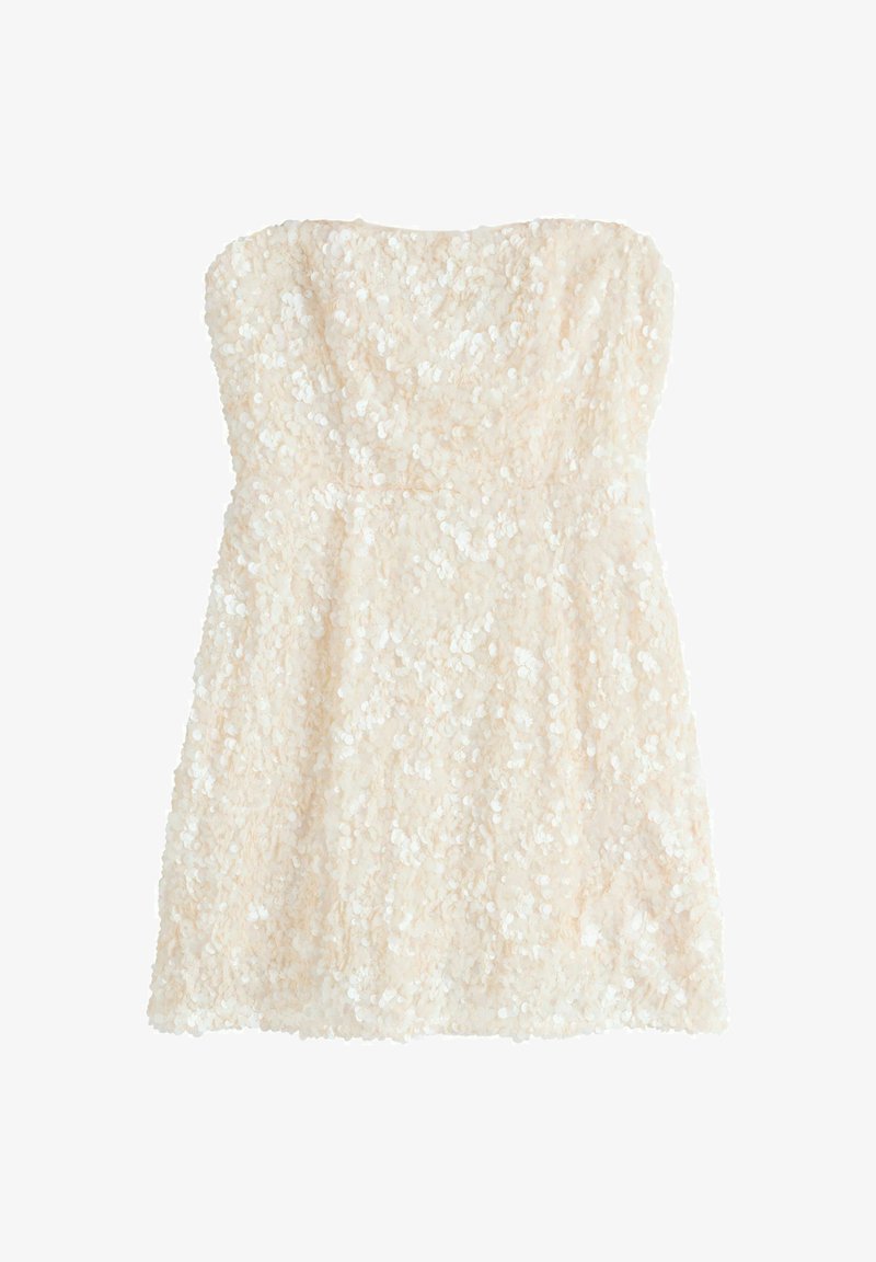 Robe courte bustier avec des ornements en sequins ivoire, corsage ajusté et jupe légèrement évasée sur fond blanc.