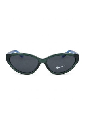 Occhiali da sole a forma di occhio di gatto con lenti scure, montatura verde traslucida e logo Nike swoosh bianco sulla lente destra.