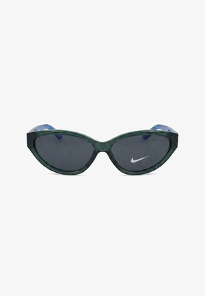 Occhiali da sole a forma di occhio di gatto con lenti scure, montatura verde traslucida e logo Nike swoosh bianco sulla lente destra.