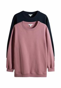 Divas džemperi: viens gaiši rozā, otrs tumši zils. Abiem ir apaļa apkakle, garas piedurknes un mīksta auduma tekstūra.