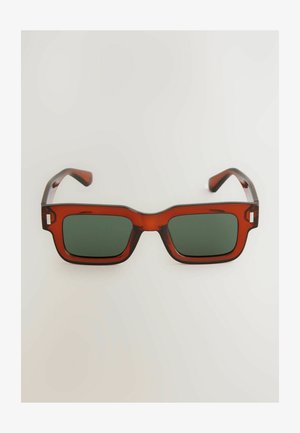 Sunglasses z ciemnozielonymi soczewkami i masywną, prostokątną oprawą wykonaną z przezroczystego, czerwono-brązowego plastiku. Gładkie wykończenie z subtelnymi detalami.