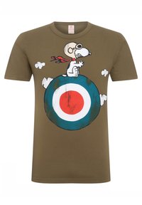 Olivgrünes Baumwoll-T-Shirt mit einem Grafikdesign eines Cartoon-Hundes in einer Schutzbrille auf einem runden Ziel mit roten, weißen und blauen Akzenten.