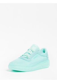 Jasnozielony mintowy sneaker wykonany z siateczki i gumy, z zaokrąglonym noskiem, teksturowanymi akcentami oraz płaskimi sznurowadłami. Nazwa marki wytłoczona na boku.