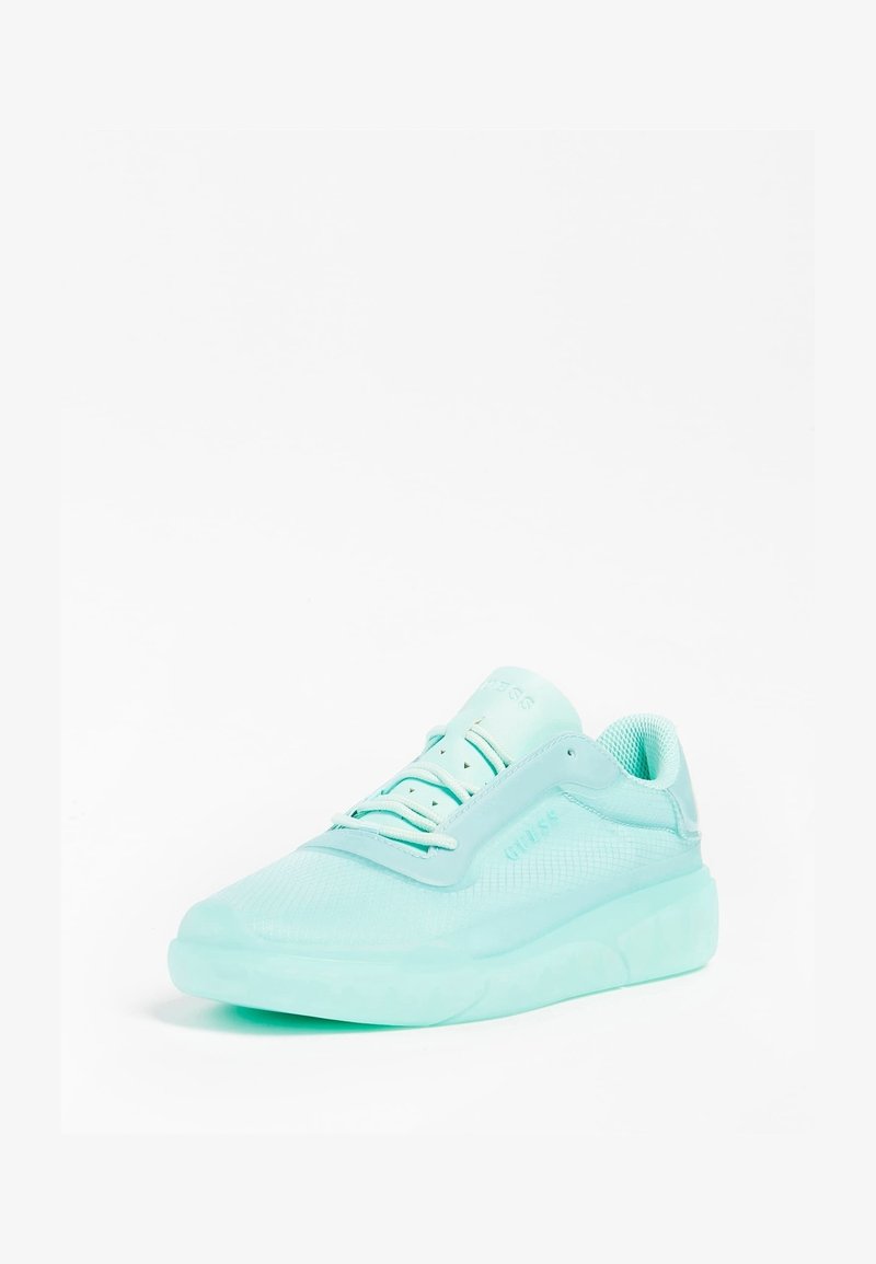 Jasnozielony mintowy sneaker wykonany z siateczki i gumy, z zaokrąglonym noskiem, teksturowanymi akcentami oraz płaskimi sznurowadłami. Nazwa marki wytłoczona na boku.