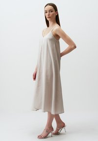 Jimmy Key LOOSE FIT V-NECK MIDI  - Vestito casual - bej