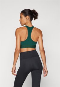 New Balance SLEEK MEDIUM SUPPORT BRA - Športni modrček s srednjo podporo - nightwatch green
