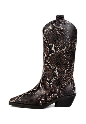 Botine western cu imprimeu de șarpe în tonuri de maroniu și bej, cu vârf ascuțit, piele texturată și toc bloc mic. Prezintă un design cusut și un tab pentru tragere.