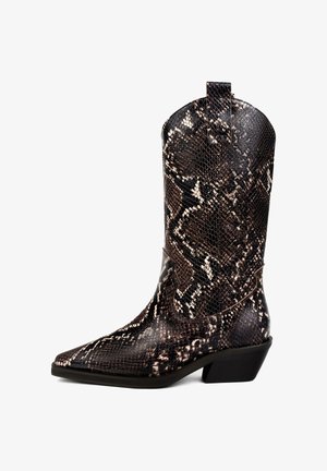 Brūna un biskvīta čūsku raksta rietumnieks ar norādītu purngali, teksturētu ādu un zemu bloku papēdi. Tam ir izšūts dizains un vilkšanas cilpa.