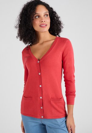 Cardigan rosso con maniche lunghe, collo a V, chiusura frontale con bottoni e due tasche applicate. Texture liscia con una forma leggermente aderente.