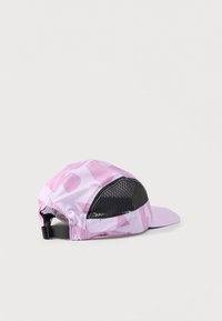 Καπέλο με ανοιχτό μωβ και λευκό μοτίβο, με μαύρες δίχτυ πλευρικές λωρίδες και ρυθμιζόμενο μαύρο λουράκι, απλωμένο επίπεδο σε λευκό φόντο.