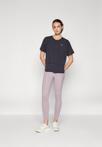 New Balance DRAPEY OVERSIZED - Potiskana majica - black