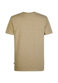 Beige T-shirt met korte mouwen, een subtiele gestreepte textuur, ronde hals en een rechte snit. Heeft een klein logo-tag aan de zijkant.