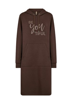 Bruine capuchonjurk van zachte stof, met een voorzak en de tekst "BE YOU'tiful" in lichtbeige. Lange mouwen en middellange snit.
