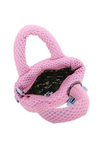 Roze handtas met een unieke geweven structuur, ritsluiting en een contrasterende, geprinte binnenkant; voorzien van dubbele handgrepen en een ringdetail.