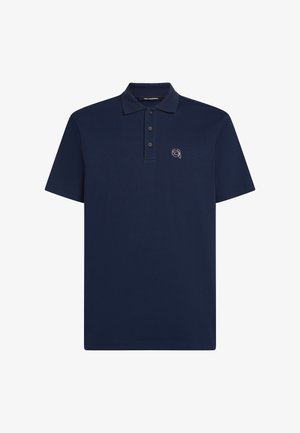 Tumesinine puuvillane polo-särk, millel on kraega kaelus, kolmenööbiline plokk ja väike tikitud logo rinnal.