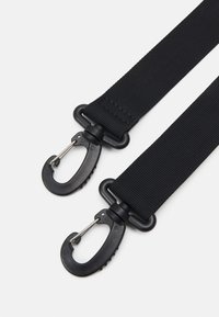 Svart nylonrem med metallklipp i varje ände. Har en hållbar vävstruktur och justerbar längd med en robust design.