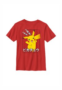 Rotes Baumwoll-T-Shirt mit einem Grafikdesign von Pikachu, darunter der Text "PIKA!" und "ぴかちゅう" auf einem gepunkteten Hintergrund. Weicher Stoff, runder Halsausschnitt.