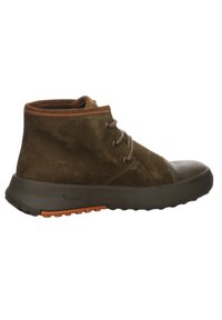 Bottine en daim marron avec embout en caoutchouc, fermeture à lacets, et semelle épaisse avec accents de bande de roulement orange.