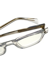 Gafas rectangulares transparentes con un marco de plástico transparente y acentos en metal dorado, que presentan un diseño plegable único y lentes de color claro.