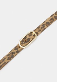Ceinture en cuir imprimé léopard avec une texture lisse et une boucle ovale de couleur dorée. Comprend plusieurs trous pour l'ajustement de la taille.