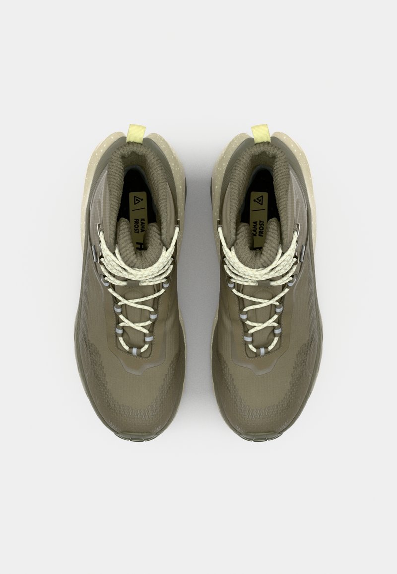 Lichtbruine sportschoenen van gestructureerde stof, met grijze accenten en een gele trekhaak. Voorzien van witte veters en een gevoerde binnenkant.