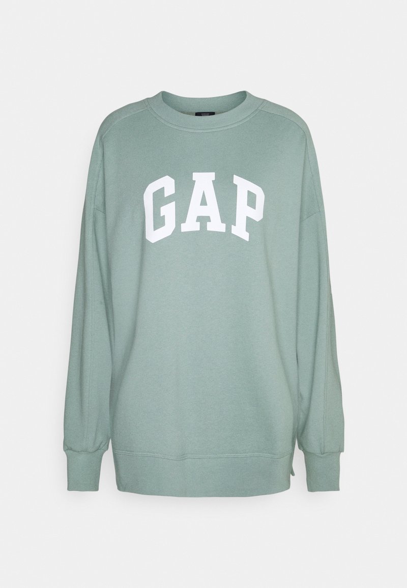 Sweat-shirt vert clair à manches longues avec poignets et encolure côtelés, comportant de grandes lettres blanches "GAP" sur la poitrine.