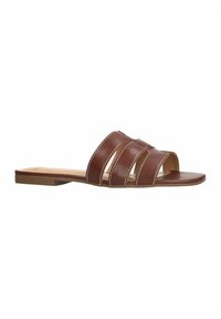 Bruine leren slipper sandalen met drie brede banden, een platte zool en witte stiksels aan de randen. Open teen ontwerp voor ademend vermogen.