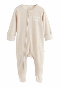 Beżowy prążkowany niemowlęcy kombinezon z długimi rękawami, zamkiem z przodu, zabudowanymi stopami oraz białym haftem "milk club" na piersi.