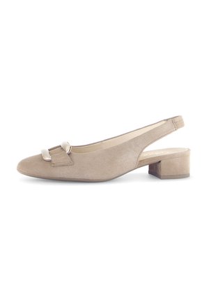 Beige suede slingback schoen met een spitse neus, kleine blokhak en decoratieve hardware detail op de voorvoet. Glad interieur.