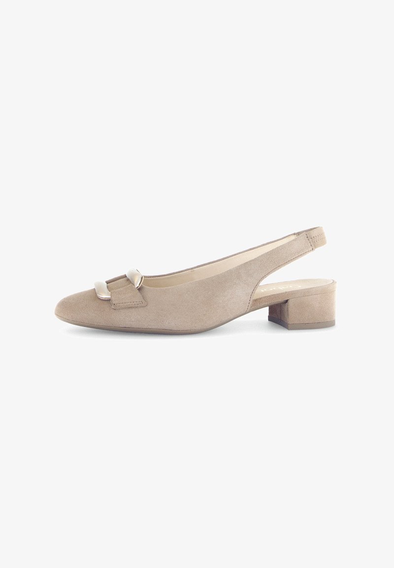 Beige suede slingback schoen met een spitse neus, kleine blokhak en decoratieve hardware detail op de voorvoet. Glad interieur.
