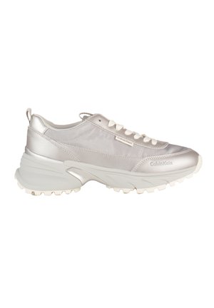 Sneaker argento Calvin Klein low-top con suola spessa bianca, allacciatura frontale e dettagli con logo sul lato e sulla punta.