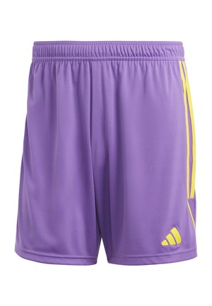 Short de sport violet avec ceinture élastique, bandes jaunes sur les côtés et un petit logo jaune près de l'ourlet inférieur sur une jambe.