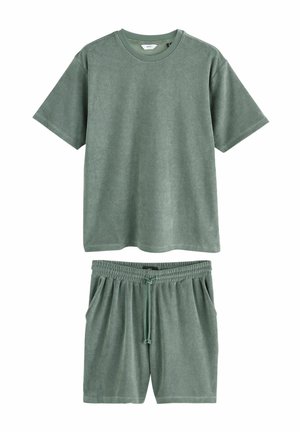 Zweiteiliger Loungewear-Set in sanftem Grün. T-Shirt mit kurzen Ärmeln und Rundhalsausschnitt; Shorts mit elastischem Bund, Kordelzug und seitlichen Taschen.
